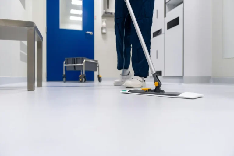 Bodenreinigung mit Wischmopp – Jobs in Gebäudereinigung und Objektpflege