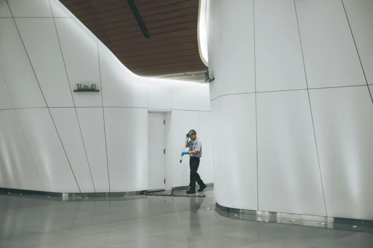 Reinigungskraft in moderner Bürolobby – Jobs im Gebäudeservice im Rheinland